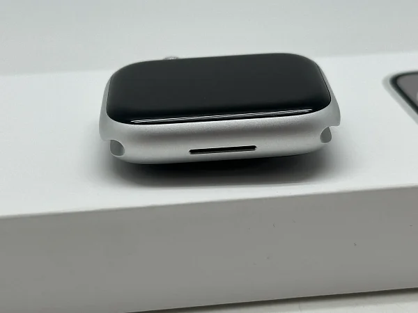 Apple Watch Series 8 GPS 45mm Aluminium Case with Silver/White Sport Band M/L (MP6Q3)