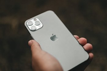 Apple мечтает о полностью стеклянном iPhone