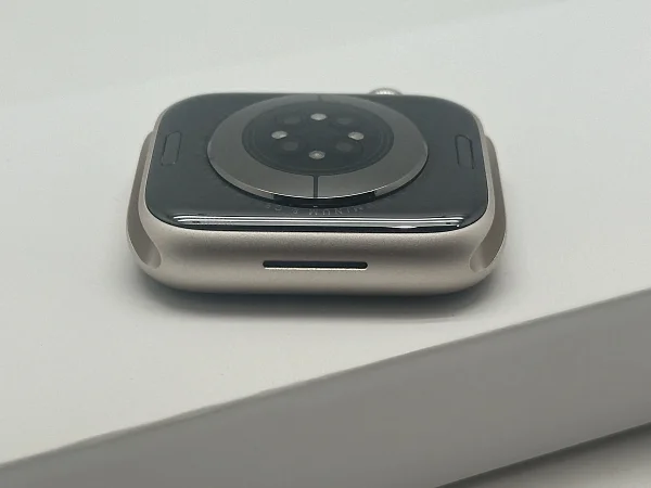 Apple Watch Series 8 GPS 45mm Aluminium Case with Starlight Sport Band M/L (MNUQ3)