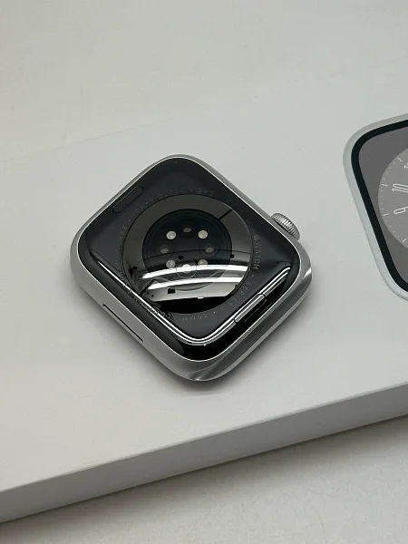 Apple Watch Series 8 GPS 45mm Aluminium Case with Silver/White Sport Band M/L (MP6Q3)