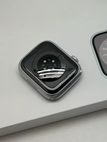 Apple Watch Series 8 GPS 45mm Aluminium Case with Silver/White Sport Band M/L (MP6Q3)