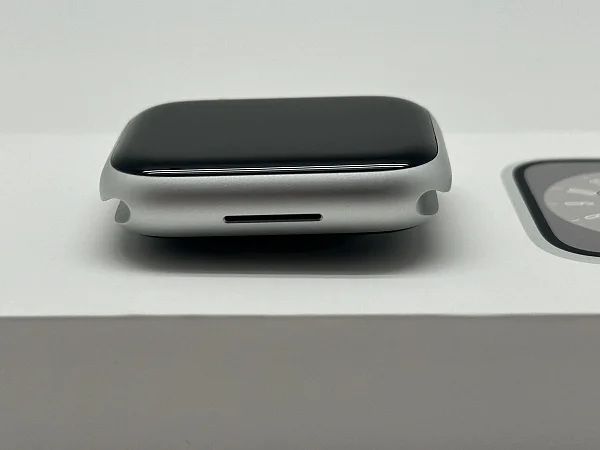 Apple Watch Series 8 GPS 45mm Aluminium Case with Silver/White Sport Band M/L (MP6Q3)