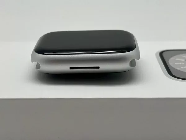 Apple Watch Series 8 GPS 45mm Aluminium Case with Silver/White Sport Band M/L (MP6Q3)