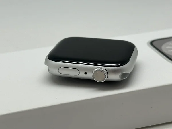Apple Watch Series 8 GPS 45mm Aluminium Case with Silver/White Sport Band M/L (MP6Q3)