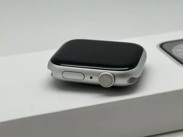 Apple Watch Series 8 GPS 45mm Aluminium Case with Silver/White Sport Band M/L (MP6Q3)