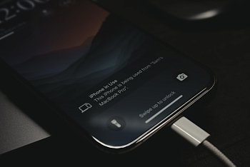 Apple разогнала зарядку iPhone 17