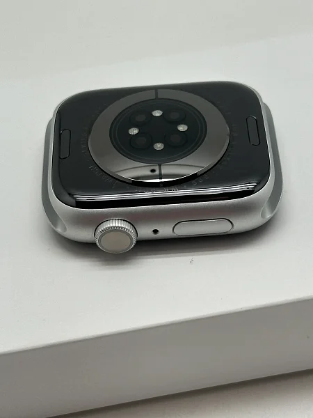 Apple Watch Series 8 GPS 45mm Aluminium Case with Silver/White Sport Band M/L (MP6Q3)